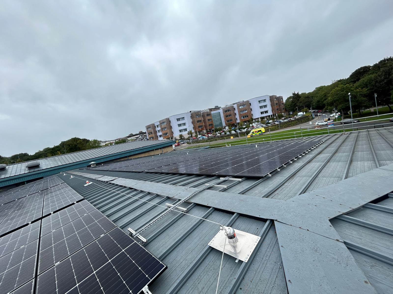 Horizontal lifeline fall protection for safe PV panels maintenance